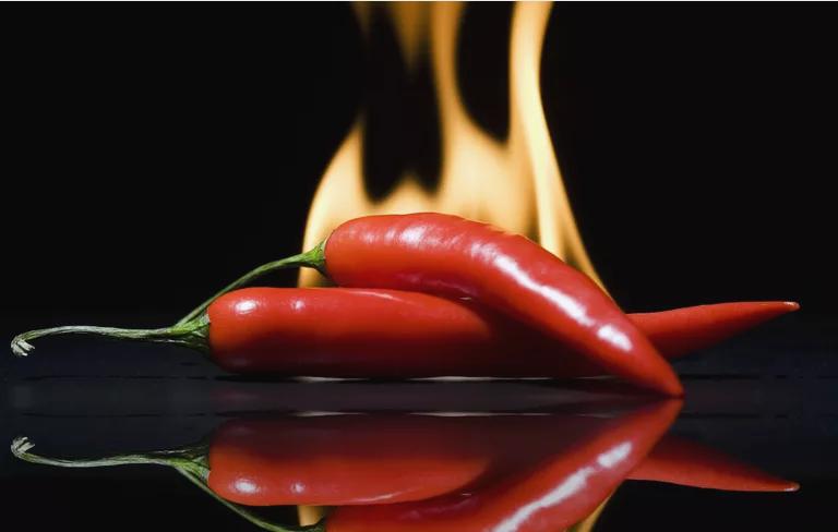 吃多少辣椒能辣死人,女生吃辣椒的危害有哪些