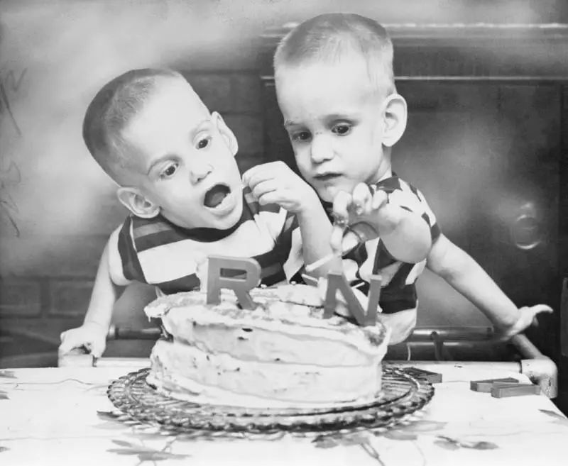 这对要上牛津剑桥的姐妹花,16年前是连体婴!存活率仅百万分之一