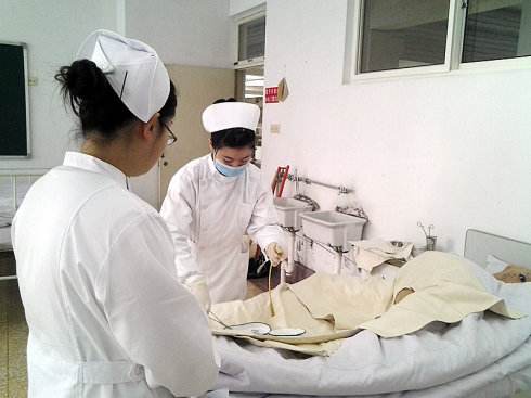 导尿后发生血尿原因,导尿病人老漏尿怎么回事