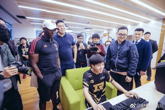 rng官宣letme担任主教练视频,rng和曼联