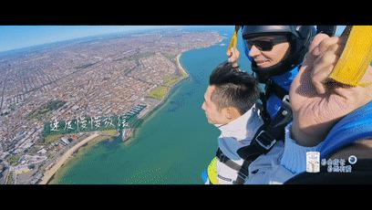 演艺圈里的职业赛车手,他是三个孩子的爸爸的英文怎么说