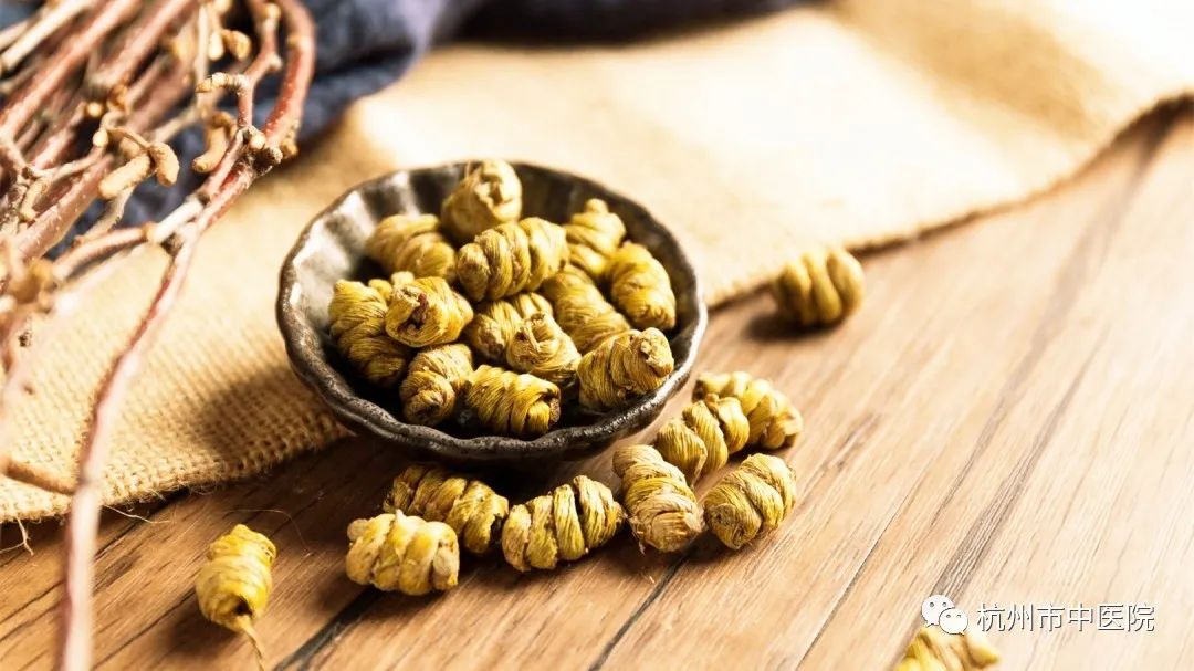 「周末食疗」快点开,了解这颗“千年仙草”—石斛到底该怎么挑?怎么吃?