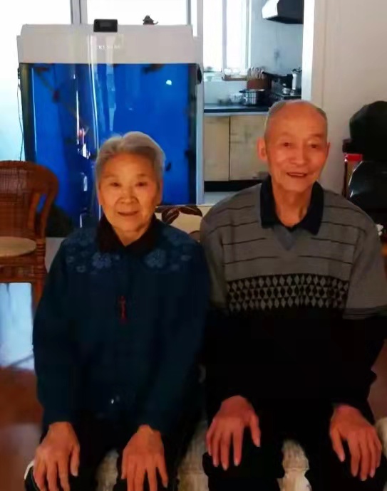 数九寒天,八十岁老夫妇每天凉水洗头擦身,我听后心里发抖