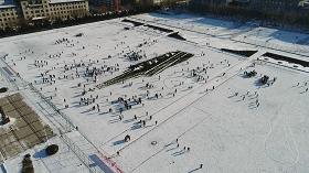 高校雪地双航母,哈尔滨一高校操场惊现双航母