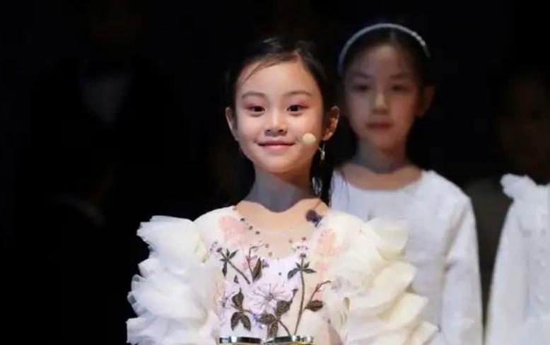 父母都没酒窝孩子有酒窝正常么,父母都没酒窝孩子怎么有