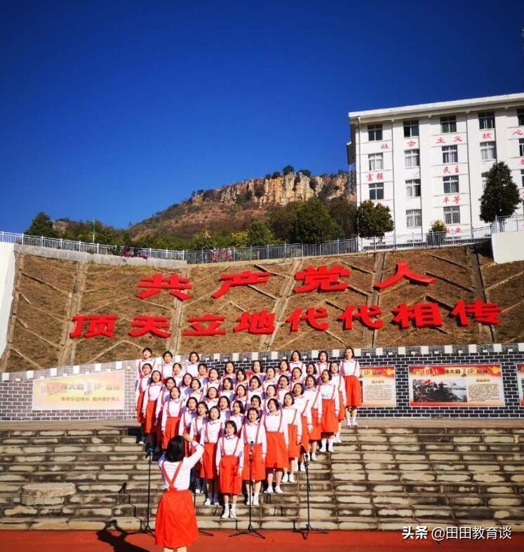 降分录取不搞培优,校长让千名学子走出大山。网友:真正的教育