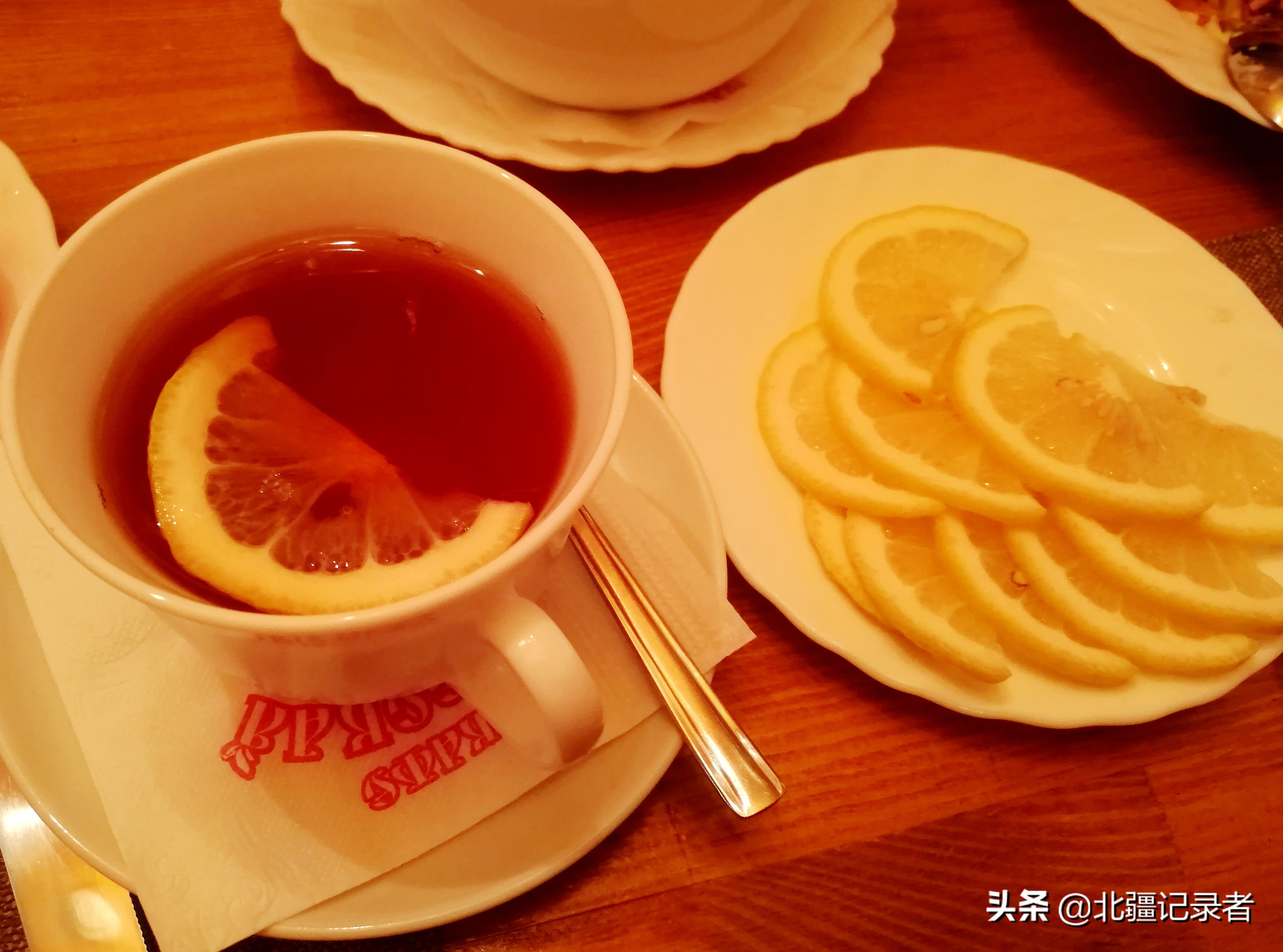 俄罗斯大叔用这些食材招待中国好朋友，中国大叔有话说