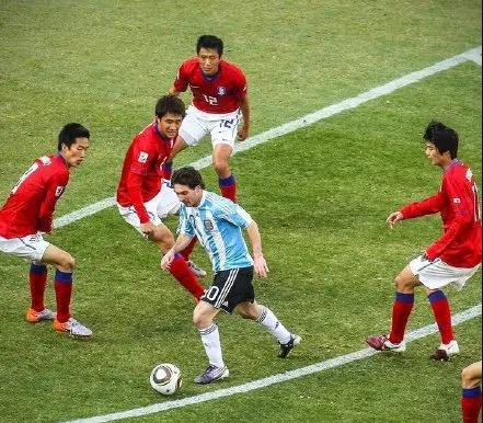 足坛世界名画,足坛1v5名画