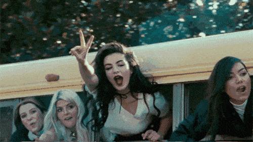 塑料姐妹花的感情生活,塑料姐妹花争抢法拉利男友