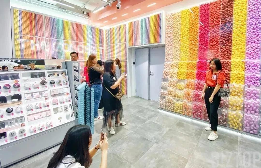 店播+快时尚+网红场景=业绩20万/店/天“调色师”这么玩不火才怪