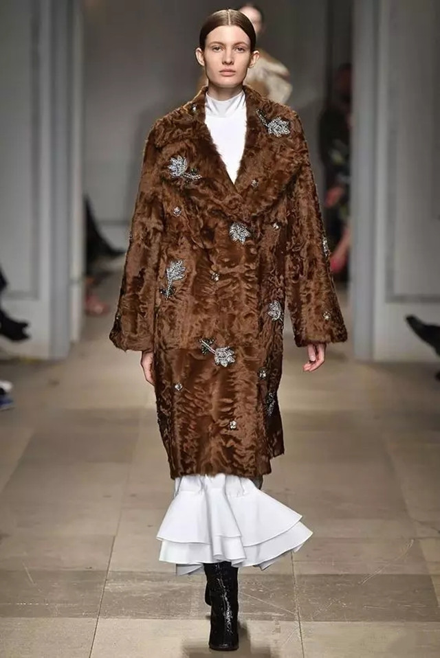 皮草怎么穿不土气,皮草怎么穿搭不土