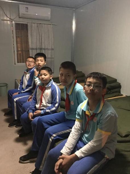 白岩松建议一定不能让孩子住校,白岩松说日子再苦也不让孩子住校