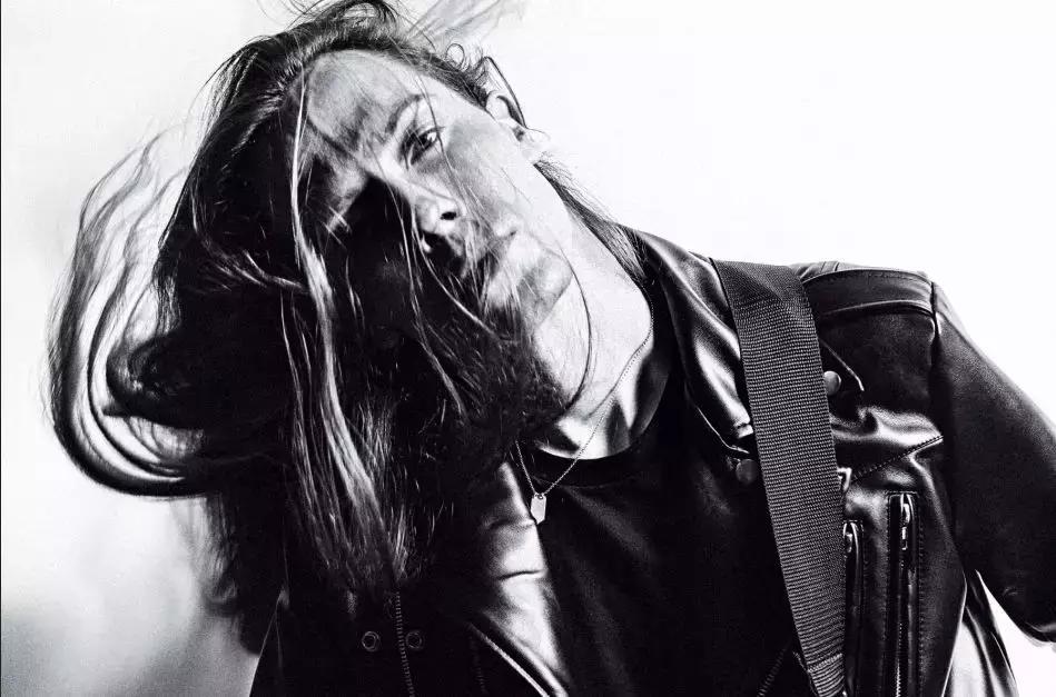 金属惊天*局骗**：生于坟墓的摇滚*子骗**