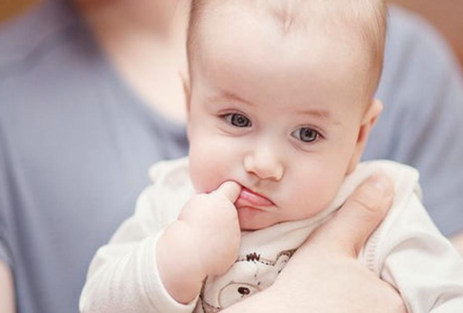 宝宝见什么东西都爱啃是什么原因,宝宝见啥就啃