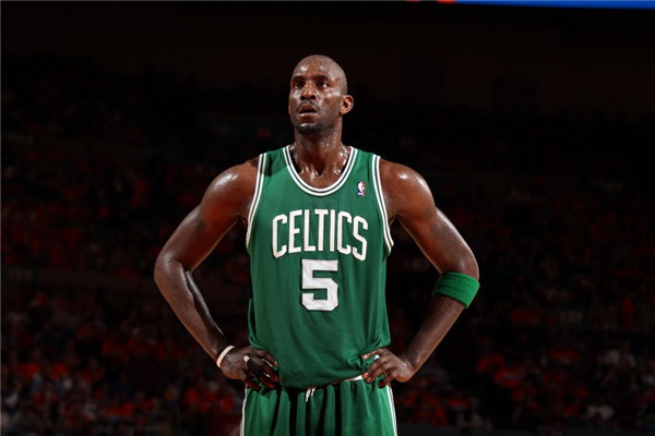 篮球球员的位置和分工,篮球场上球员站位