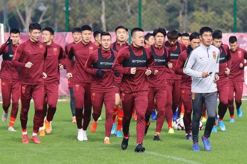 男篮水平为什么越来越靠近男足了,中国男篮为什么比男足强