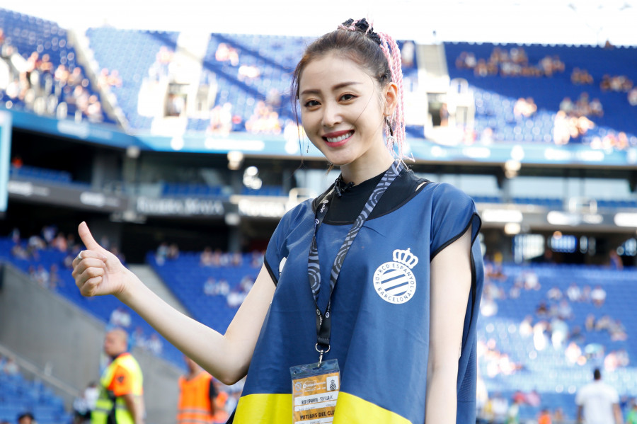 张天爱一身时髦装扮现身机场,张天爱穿运动服装图片