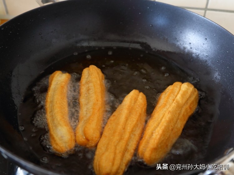 自家炸油条面的做法,家庭自制老面发面油条的做法