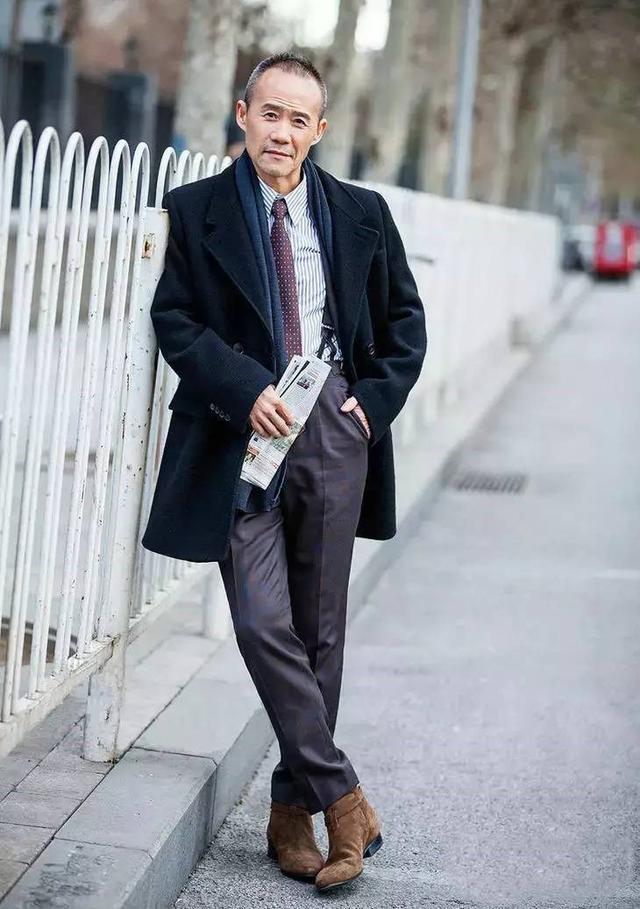 普京穿一套黑风衣,普京穿黑衬衫披外套