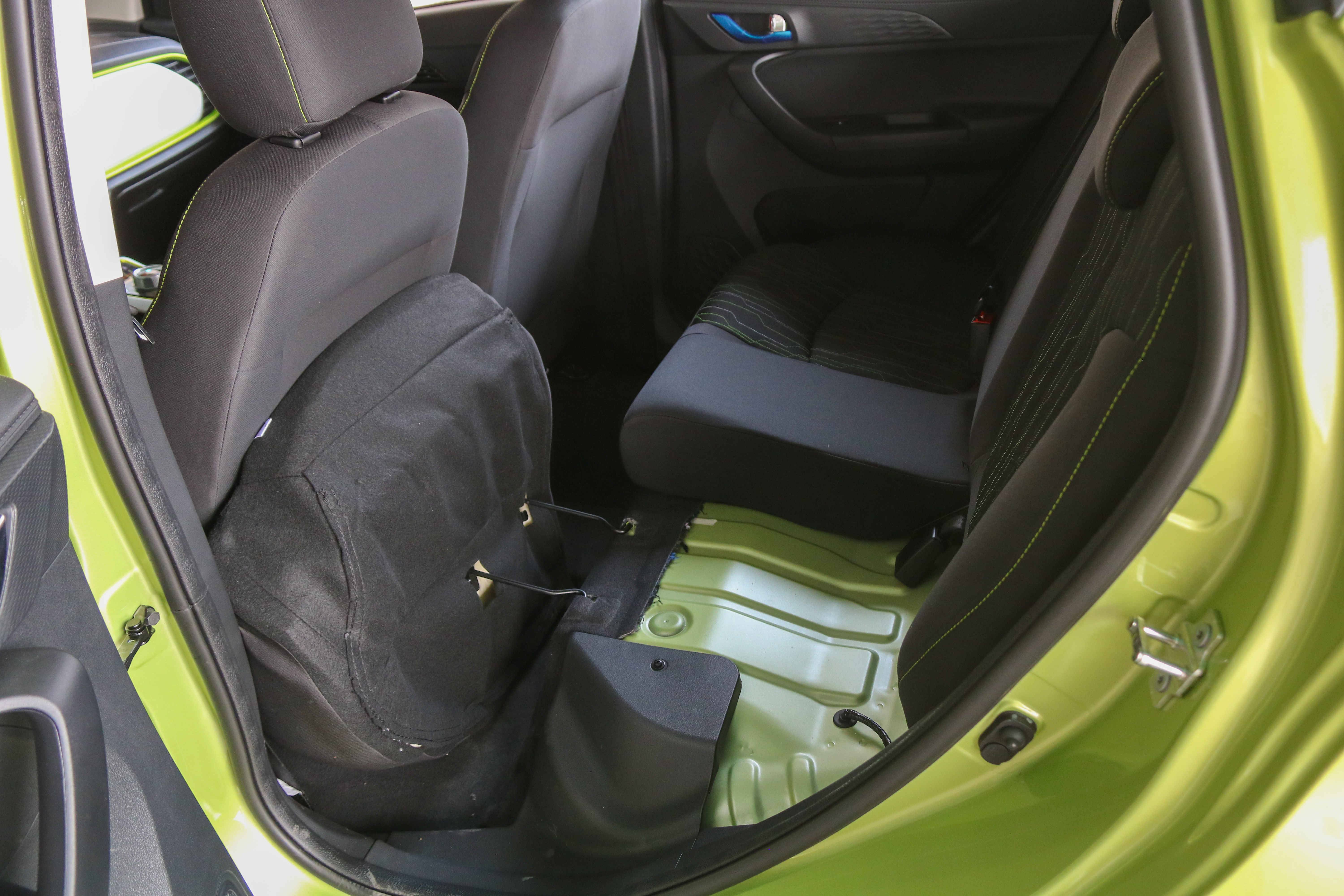 后备箱只放一只鞋,后备箱球鞋