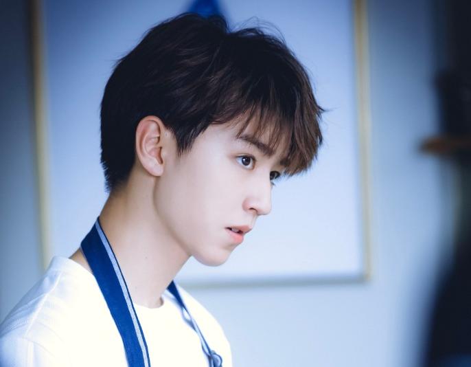 王俊凯卫生间唱歌视频,王俊凯被星探发现拍视频