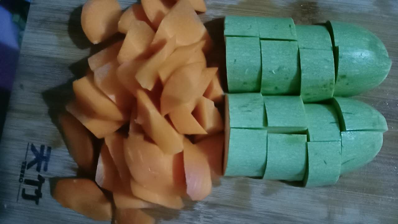 甜蜜蜜的素瓜汤，配上“黑暗排骨”，这个夏天恋爱了