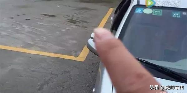 倒车入库两边都有车怎么能倒进去,倒车入库怎么看两边车身是否扫线