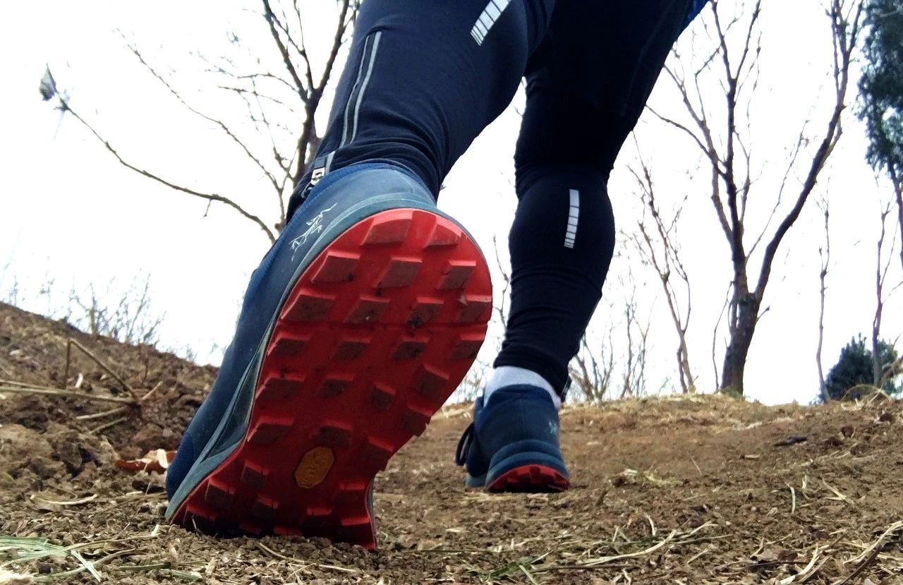 公认脚感最好的户外鞋始祖鸟,始祖鸟越野跑鞋高帮灰色