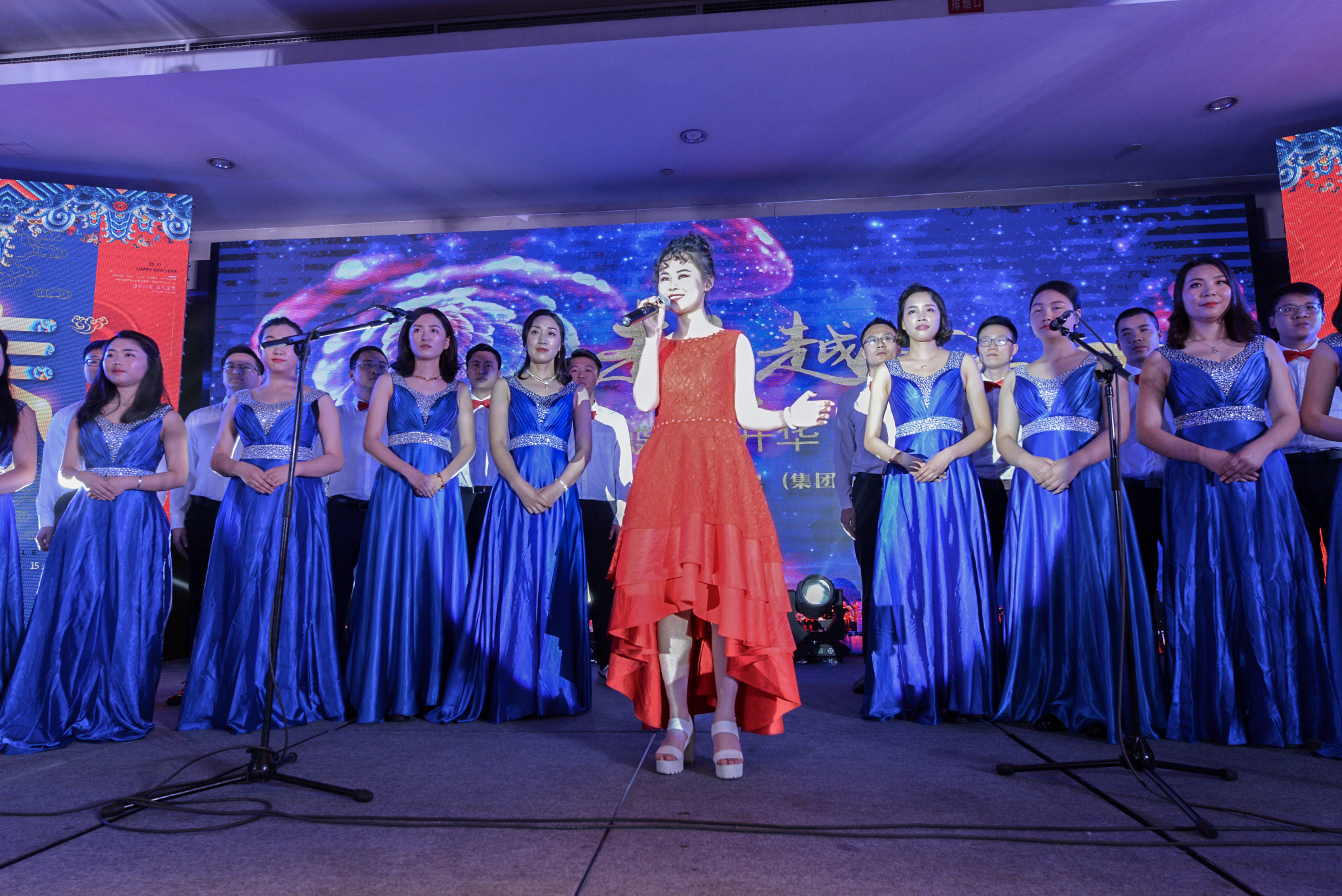 超越蝶变拜年视频,超越蝶变升华主持稿