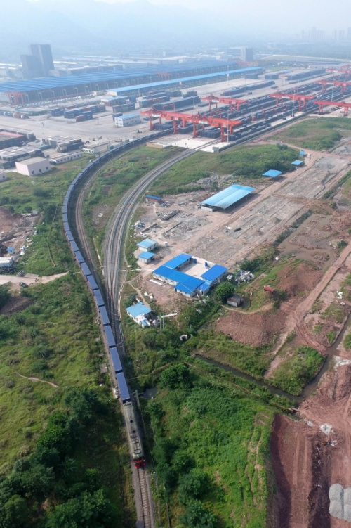 繁忙的公交停车场,繁忙的重庆火车站