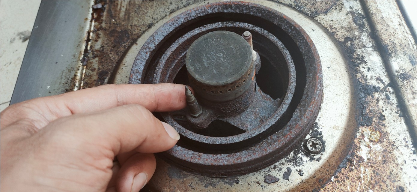 煤气灶松手就灭火怎样修理,煤气灶打着火松手就灭怎么修