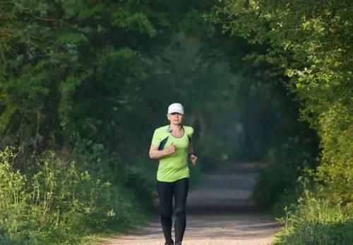 跑步伤膝盖这些动作帮你预防缓解,长期跑步致膝盖轻微疼痛的原因