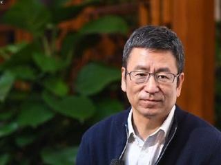 白岩松遭大学生抢麦怒怼,为武汉发声的白岩松