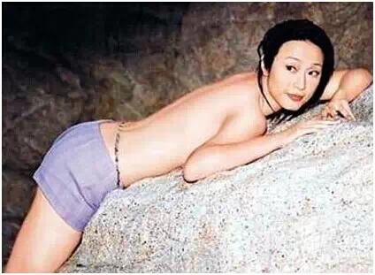 明星泡温泉,42岁女明星泡温泉