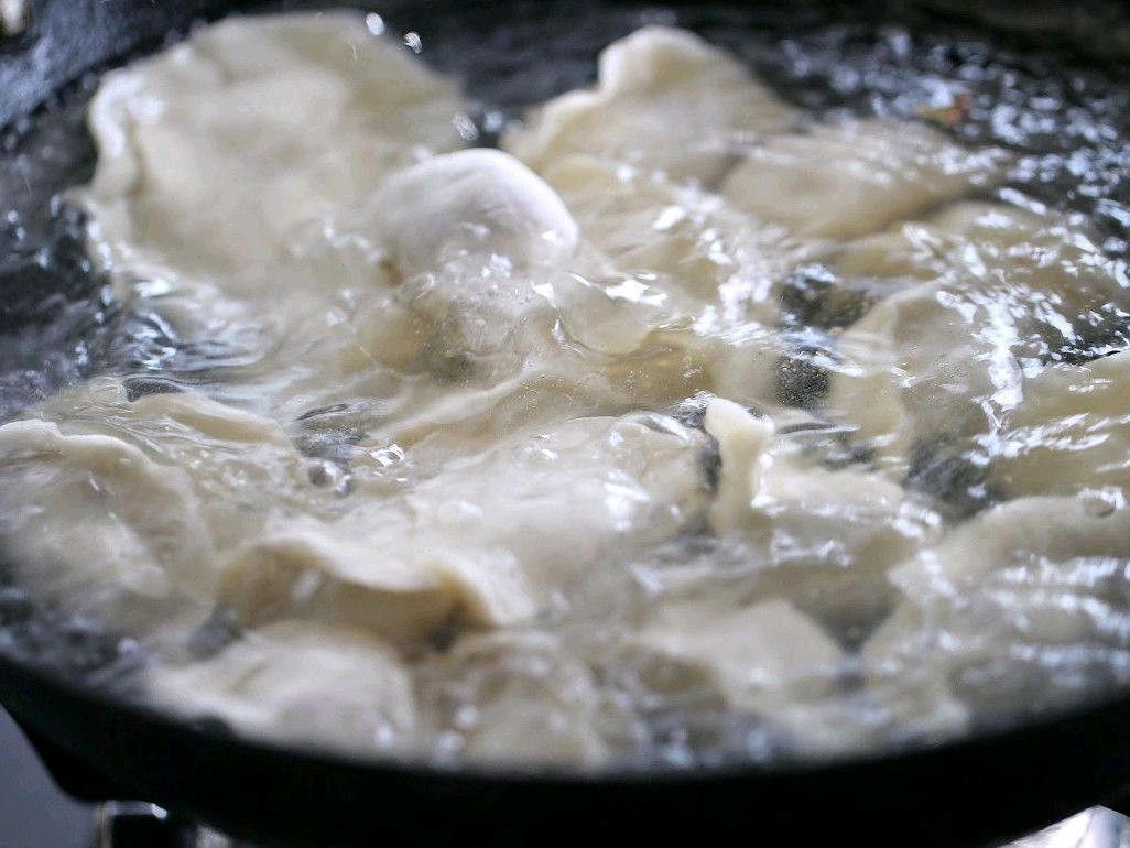 水晶饺子怎么煮才能不破皮,和饺子面技巧劲道不破皮煮不烂