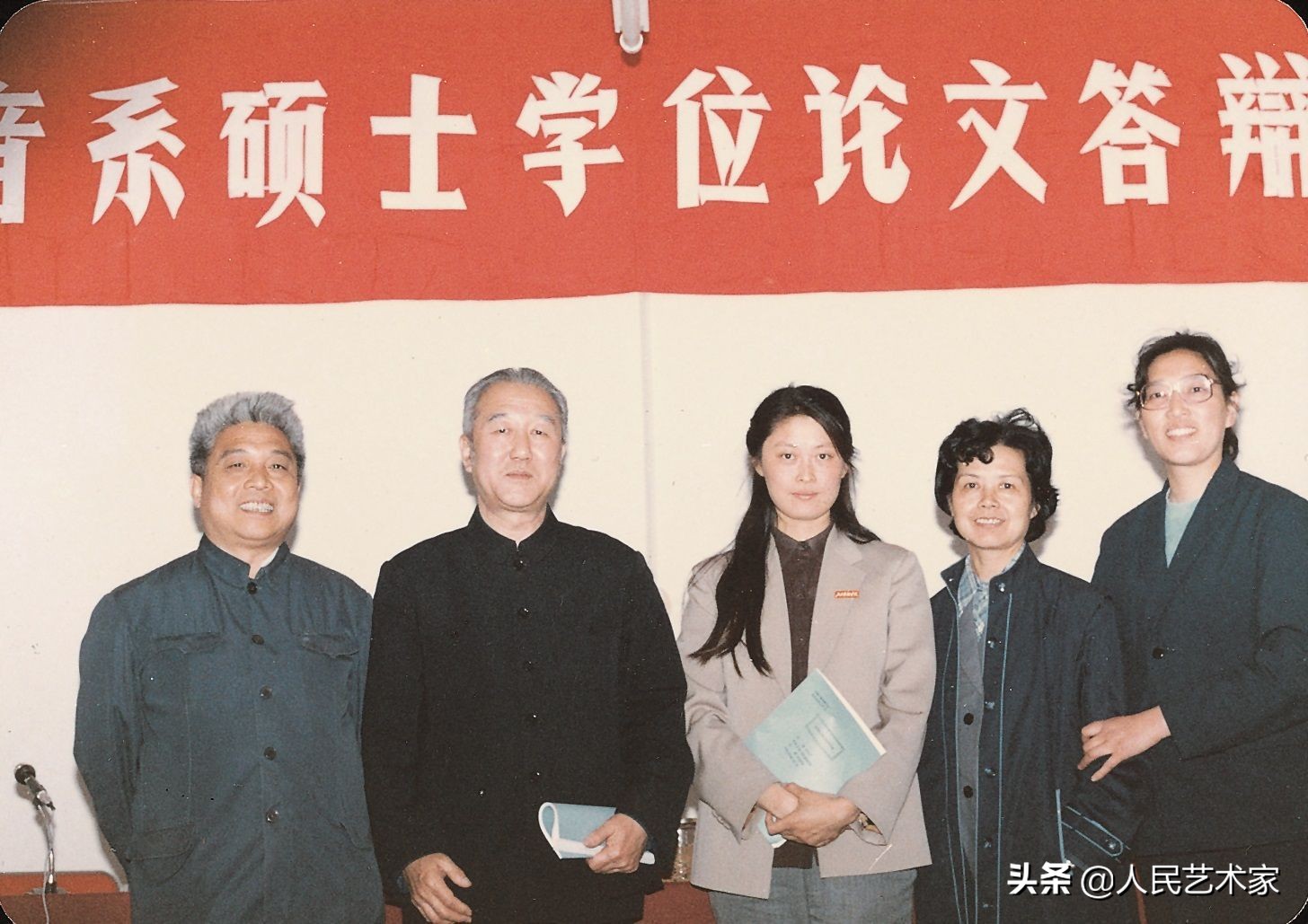 她是中国第一位电视播音员，师从开国大典播音员，发掘赵忠祥，指导敬一丹，是白岩松心中让央视变柔软的存在