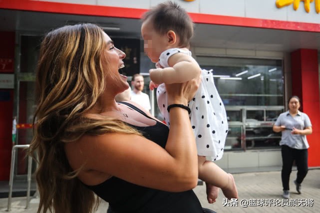 海沃德儿子出生,海沃德带娃