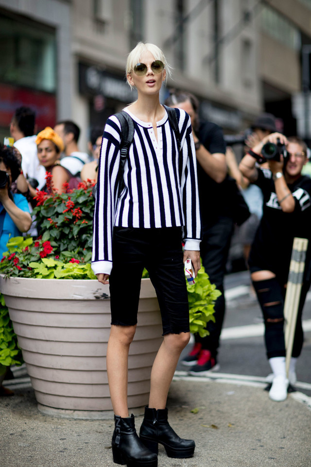 女人穿条纹想摆脱“土气感”?试试这样来搭配,青春减龄美上天