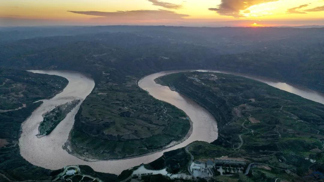 以习*平近**同志为核心的*党**中央2019年治国理政评述