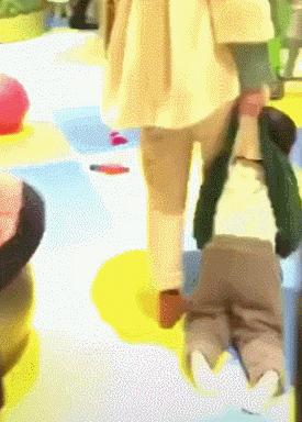 搞笑gif图妹子你这智商真是堪忧啊,妹子超搞笑gif