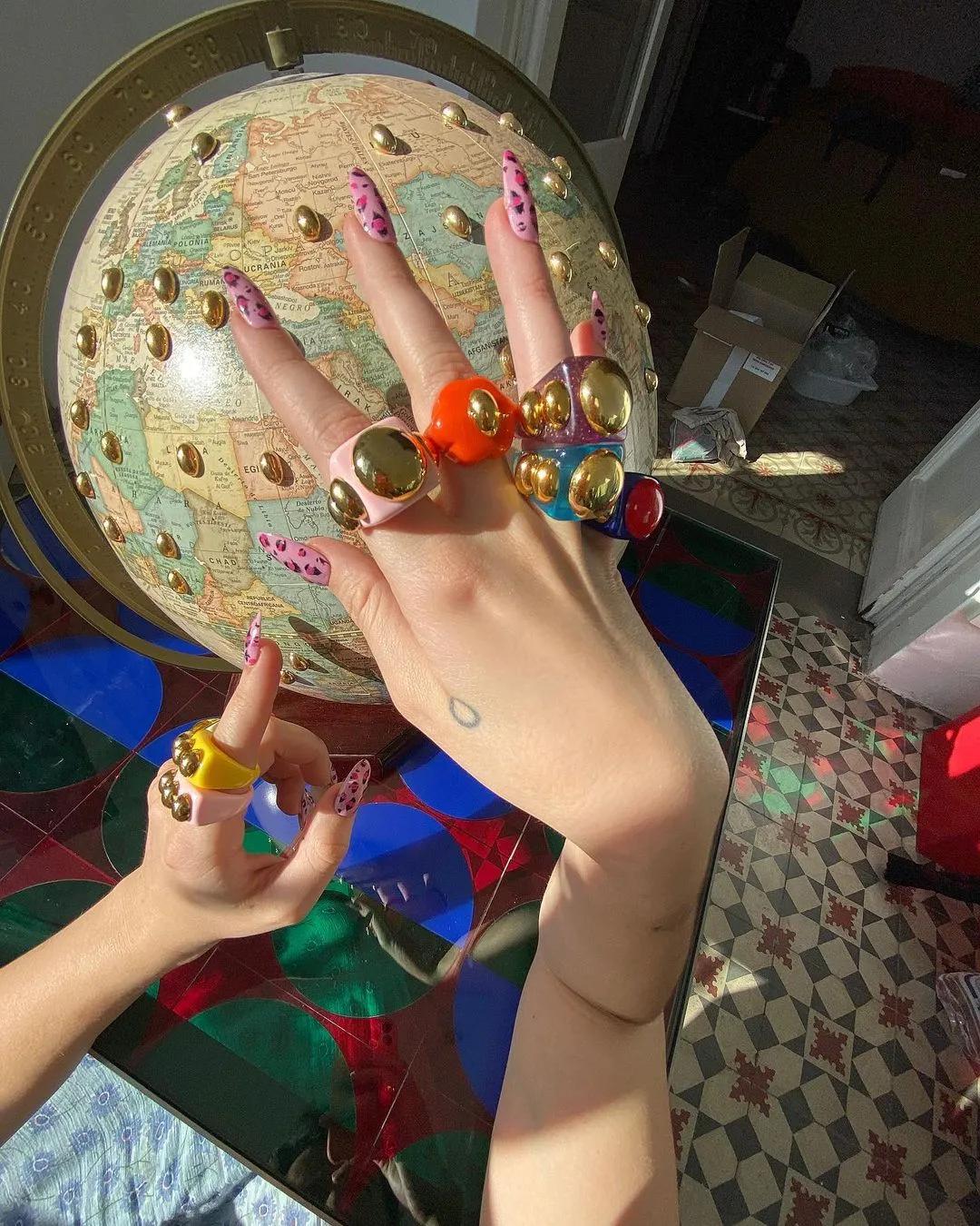 今年夏天，时尚圈流行戴假货