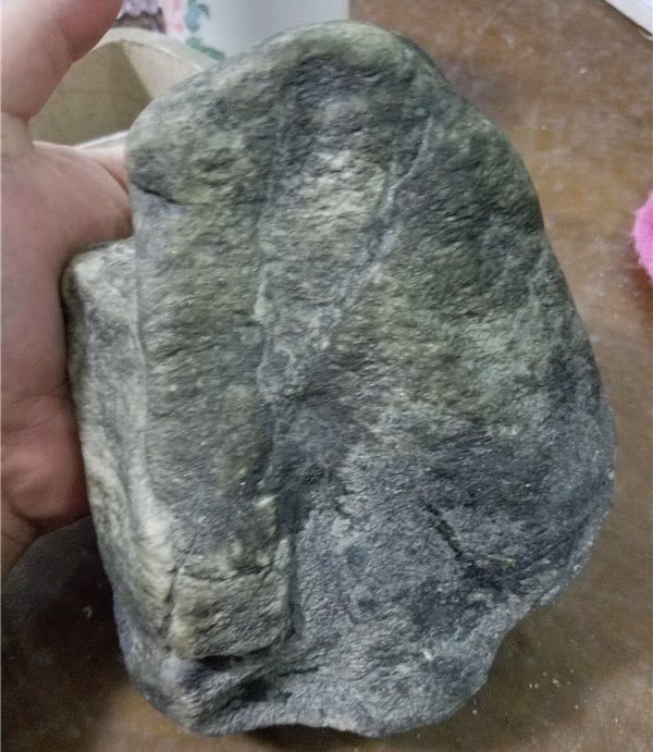 莫西沙赌石打灯皮壳表现,赌石翡翠莫西沙场口