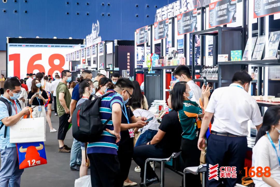 他让女人们疯狂剁手，一把“刷子”年销千万