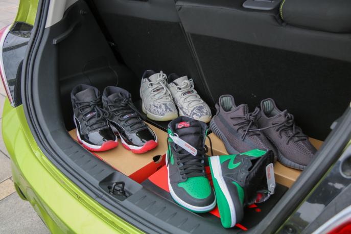 后备箱只放一只鞋,后备箱球鞋