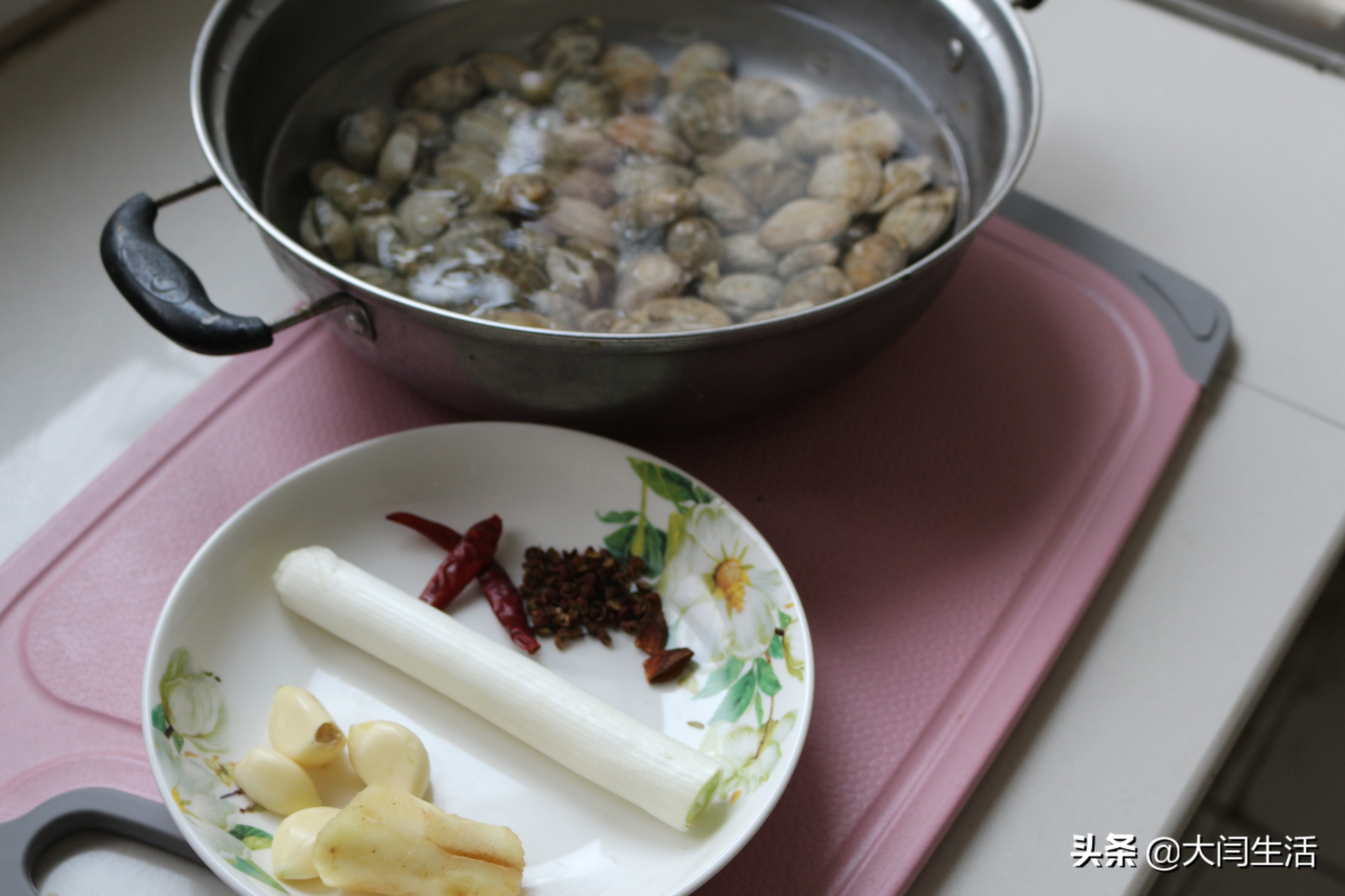 爆炒花蛤怎么吐沙最快,花蛤吐沙吐不干净