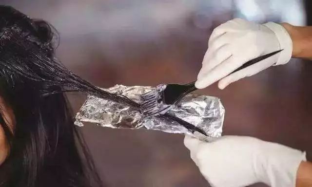 染发剂使用的时候要注意什么,让染发剂在头上呆多久