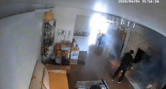 一女子买完电动车，骑完直接把电瓶拆了，是因为周某回来了？