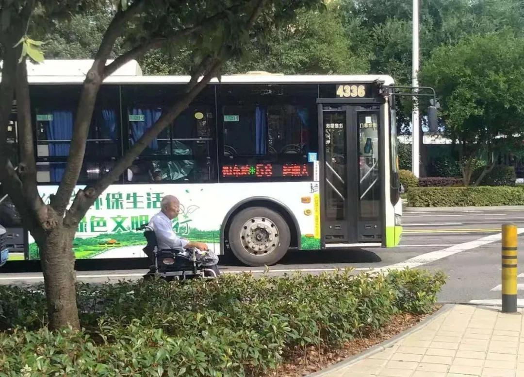 别人飙车一路火花带闪电,别人赛道飙车