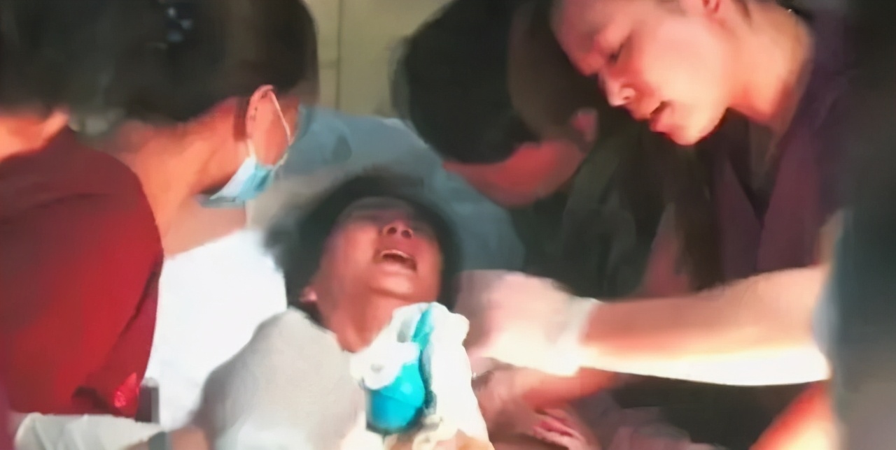 ella直播生娃够奇葩,ella被曝水中分娩