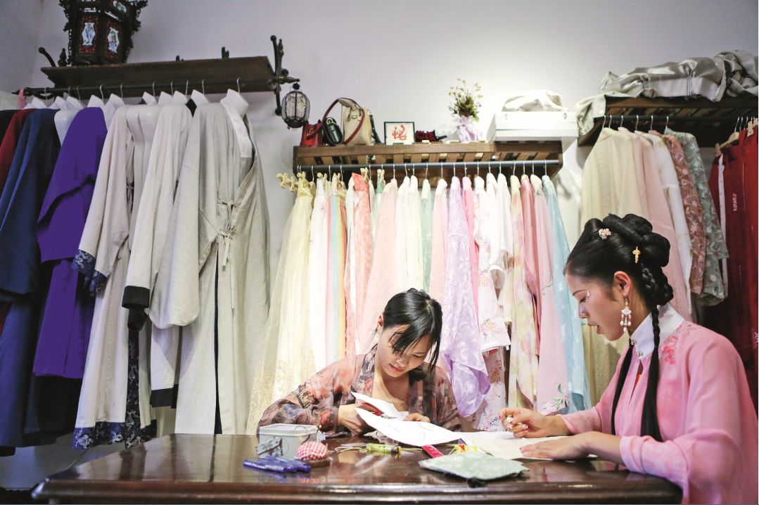 汉服复兴穿的第一件,汉服文化从南方复兴